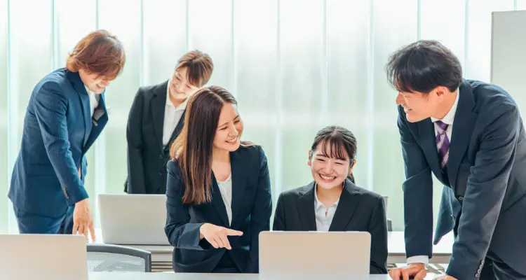 複数の社員が業務を行っているイメージ