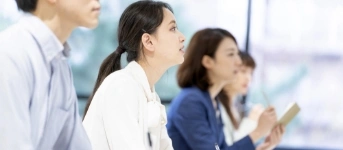 並んで研修を受けている男女