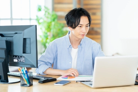 自宅で仕事をしている男性